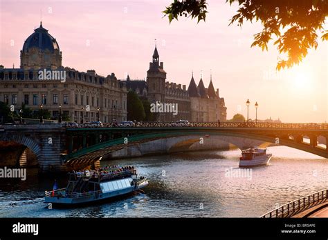 Paris tourist destinations hi-res stock photography and images - Alamy