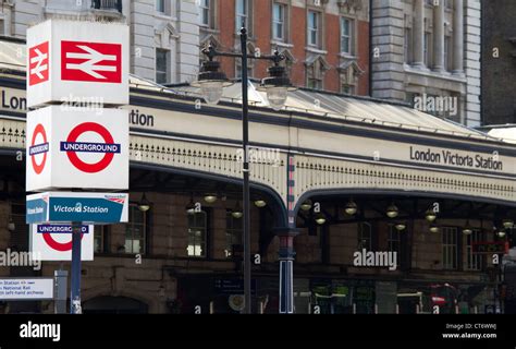 London Victoria Train Station Stock Photo - Alamy