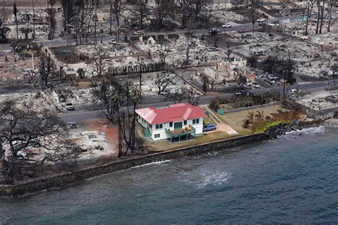 Mystery shrouds the photo of a red-roofed house that survived Hawaii fires after images go viral ...