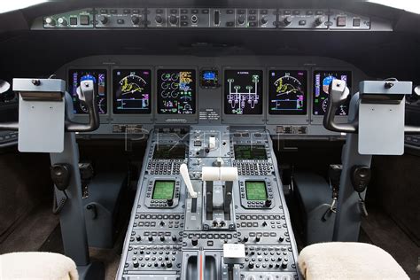 Jet Airlines: bombardier global 5000 cockpit