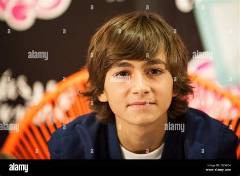 Esteban, 16 ans du Groupe Kids United en dédicaces aux Galeries Lafayette Haussmann à Paris ...