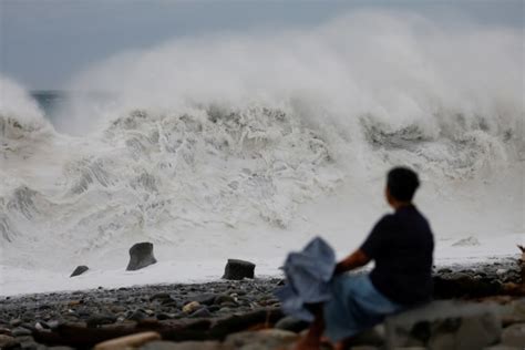 Typhoon Koinu injures 190 and brings record-breaking winds to Taiwan