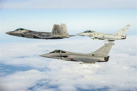 ΣΥΓΚΡΙΤΙΚΟ: Dassault Rafale vs Eurofighter Typhoon, μια κατά μέτωπο σύγκριση των δυο κορυφαίων ...