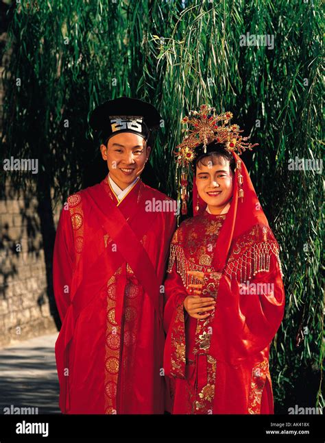 Traditional clothes hong kong hi-res stock photography and images - Alamy