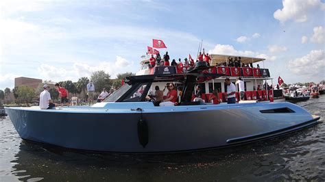 Tom Brady arrives to Bucs' Super Bowl parade in brand-new $2M boat ...