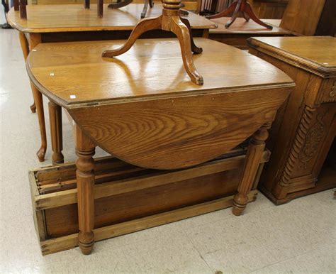 Lot - DROP LEAF DINING TABLE