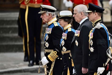 King Charles III leaves note on coffin of his mom, Queen Elizabeth II ...