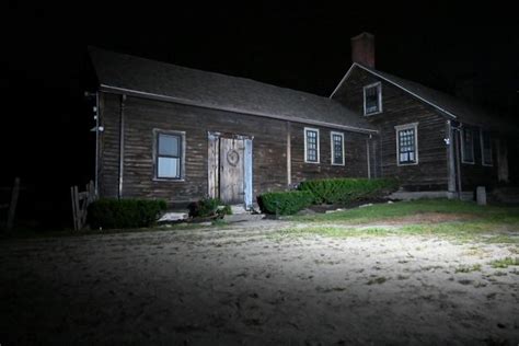 Zak Bagans Investiagtes Infamous 'Conjuring' House in Rhode Island ...