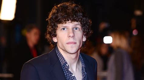 [PHOTO] Jesse Eisenberg as Bald Lex Luthor for 'Batman v Superman'