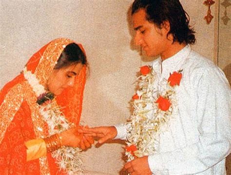 Did Saif say 'Thank you beta' to Kareena on his wedding in 1991? : Saif ...