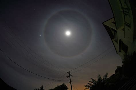 APOD: 2012 November 20 - A Halo Around the Moon