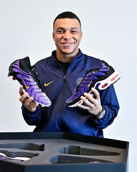 [News-Pros] Mbappé dévoile ses nouvelles chaussures ! - Les Titis du PSG