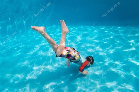 Boy swimming underwater — Stock Photo © shalamov #39984485