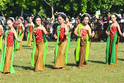 Foto : Tari Gambyong Asal Surakarta, Sejarah, Gerakan, Cerita, dan ...