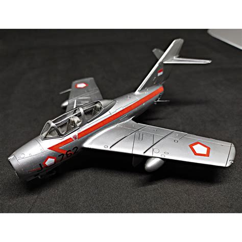 Jual Diecast Pesawat Latih Jet MiG-15 UTI AURI TNI AU Skala 72 Indonesia | Shopee Indonesia