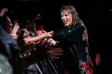 Taylor Swift Sydney Concert in the Rain November 2018 | POPSUGAR Celebrity