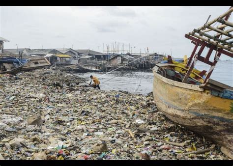 Limbah Plastik Pesisir Laut Cilincing | ANTARA Foto