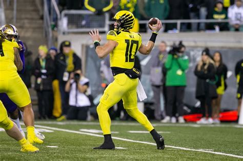 Dan Lanning: Duck QB Bo Nix practicing and ‘preparing as if he can go ...