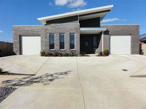 Modern Australian skillion roof design. | Roof design, Facade house ...