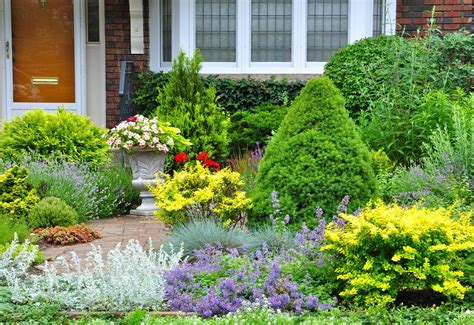 Top 10 Front Yard Landscaping Ideas - Birds and Blooms