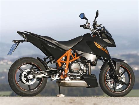 KTM 690 DUKE R (2010-2011) Review | Speed, Specs & Prices