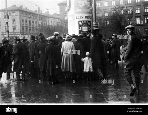 events, Beer Hall Putsch 1923, crowd reading "counter-declaration" of ...