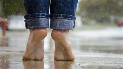 Is walking barefoot safe? Tips to keep in mind, amazing benefits ...