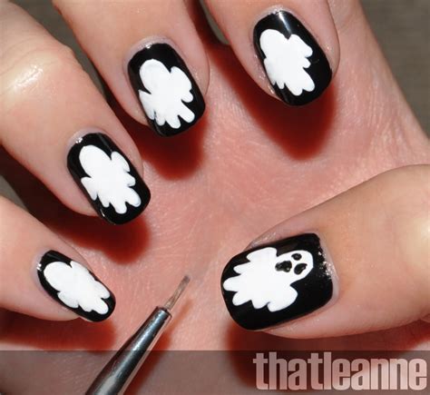 thatleanne: Glow in the dark ghost nail art for Halloween!