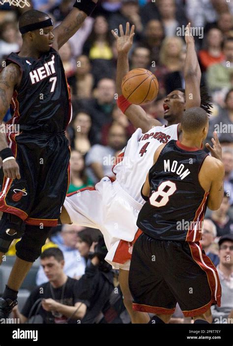 Toronto Raptors' Chris Bosh (4) runs into the defense by Miami Heat ...