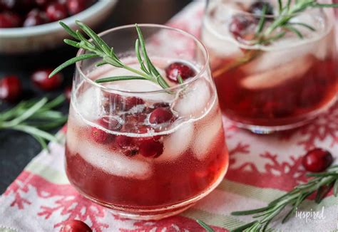 Maple Cranberry Bourbon Cocktail - Holiday / Christmas Cocktail Recipe ...