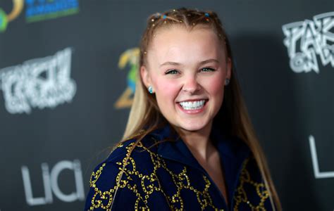 Watch JoJo Siwa dress up as Pennywise on 'Dancing With The Stars'