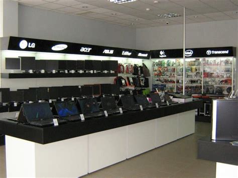 computer shop, not as modern, looks cluttered. | Store design interior ...