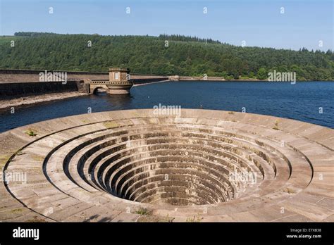 England Derbyshire, Ladybower reservoir & dam Stock Photo - Alamy