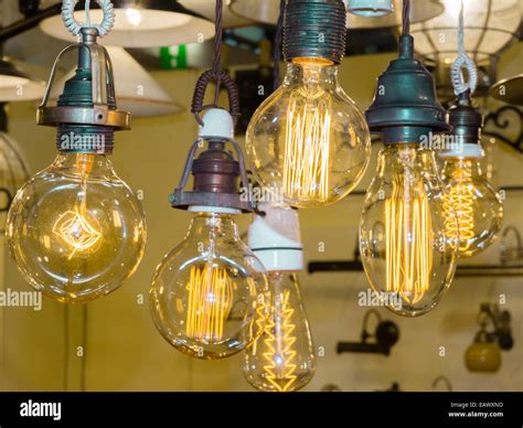 Ancienne ampoule Filament carbone, ambre lampe edison Photo Stock - Alamy