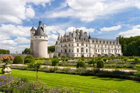 HONEST GUIDE → Where to Stay in Loire Valley (With Prices!)