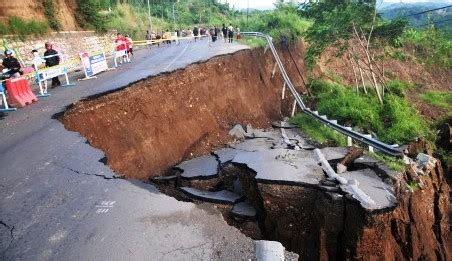 Makalah Geografi Tentang Bencana Alam Tanah Longsor | Contoh Skripsi