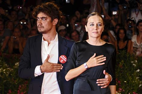 Riccardo Scamarcio e Valeria Golino litigano a Venezia