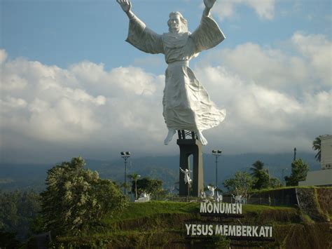 Patung YESUS Memberkati Kota Manado ~ --REDWHITE--