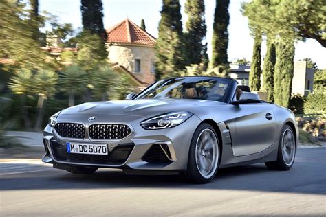 The new BMW Z4 M40i Roadster in color Frozen Grey II metallic and 19" M ...