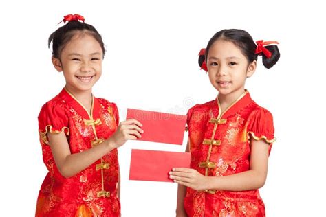 Asian Twins Girls in Chinese Cheongsam Dress with Red Envelope Stock ...