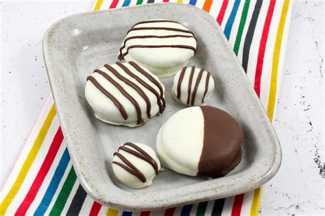 White Chocolate Dipped Oreos