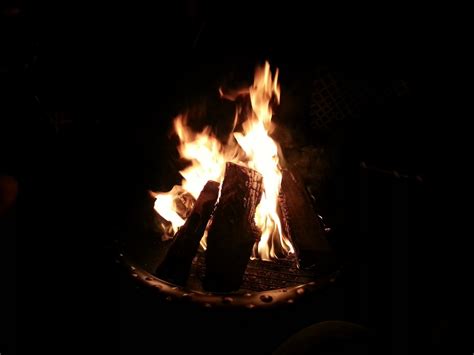 Fotos gratis : al aire libre, patio interior, llama, fuego, oscuridad, hoguera, calor, quemar ...