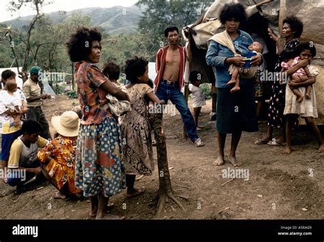 MOUNT PINATUBO DISASTER: SCENE OF AN AETA FAMILY OUTSIDE THEIR TENT Stock Photo: 6497928 - Alamy