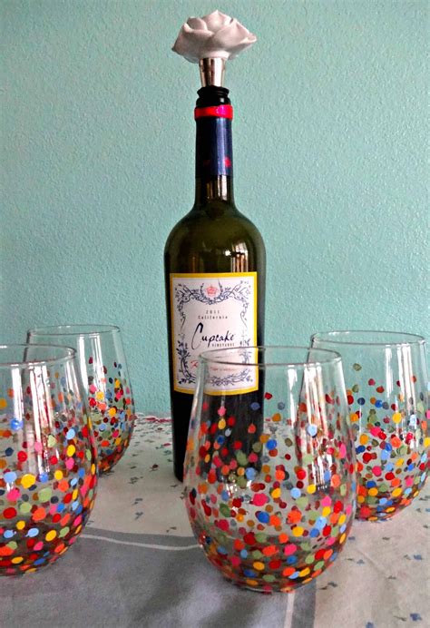 15 Painted Wine Glass Projects To Use At DIY Gifts – OBSiGeN