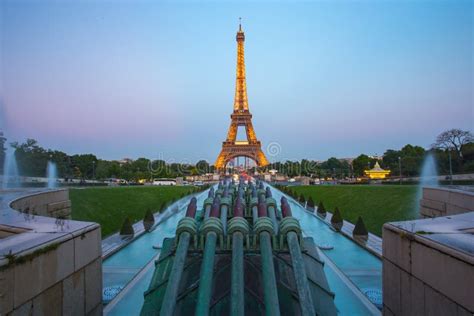 Light Up at the Eiffel Tower at Night Editorial Photography - Image of ...