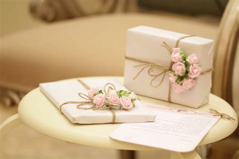 How To Choose The Perfect Engagement Gift?