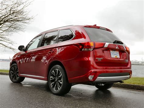 Mitsubishi Outlander PHEV Photos and Specs. Photo: Mitsubishi Outlander ...