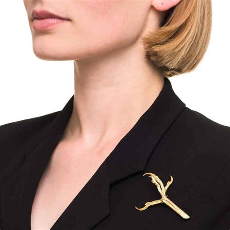 4 WAYS TO STYLE YOUR BROOCHES FOR THIS FALL 2020