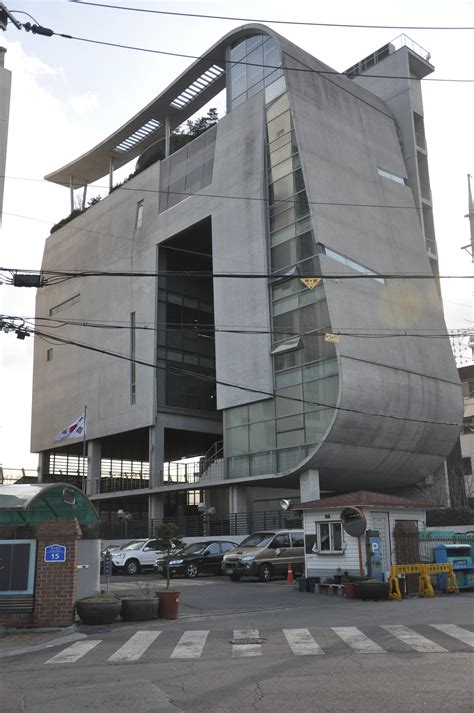 #SouthKorea: Armed Woman Arrested For Trespassing YG Entertainment Building | Hype Malaysia