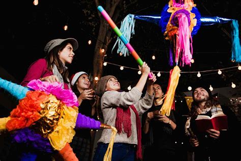 ¿Qué significa romper piñatas navideñas en las posadas? | Conexión Migrante